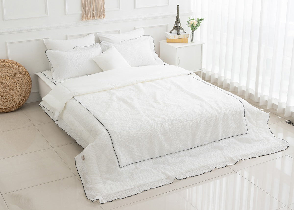 Summercloud Seersucker Coverless Duvet Set in white with black piping on bed